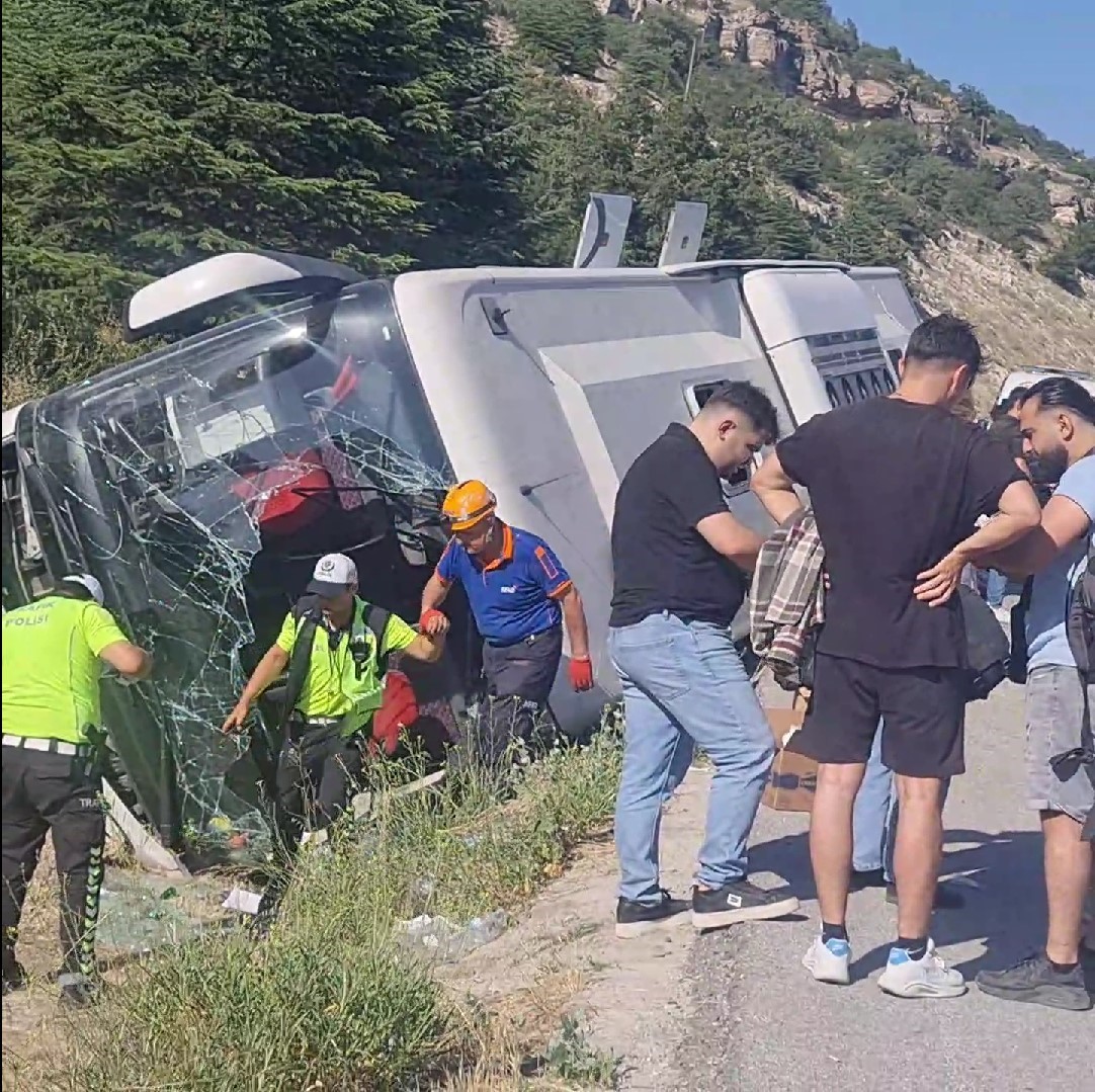 Kütahya’da yolcu otobüsü devrildi: 3 yaralı
