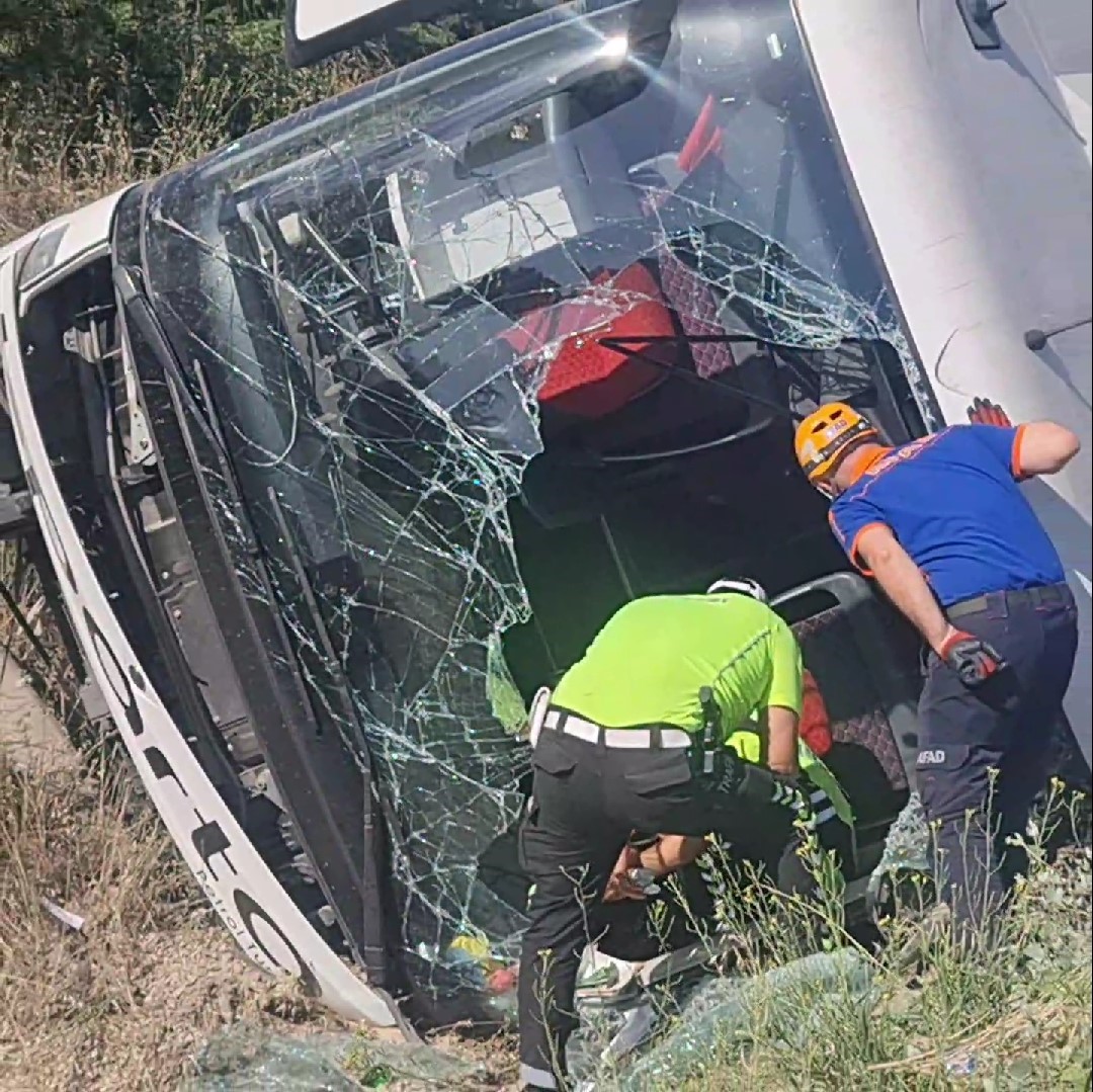 Kütahya’da yolcu otobüsü devrildi: 3 yaralı
