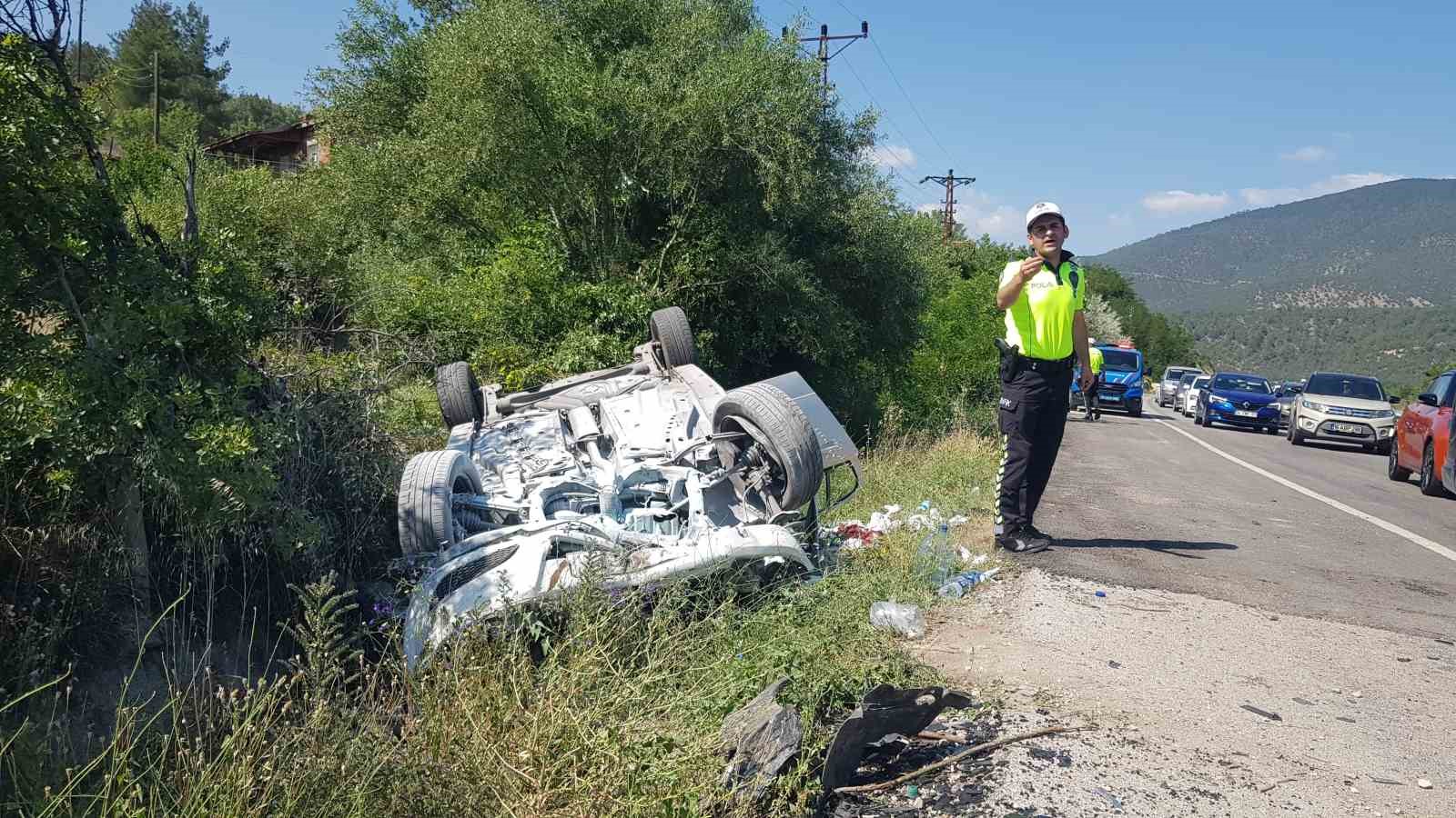 Karabük’te çarpışan iki otomobil takla attı: 1 ölü, 5 yaralı
