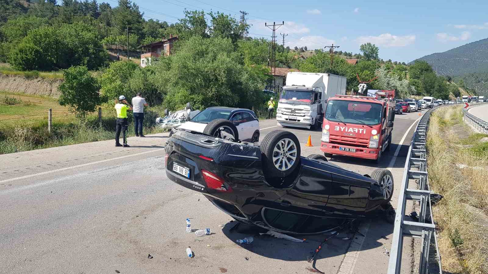 Karabük’te çarpışan iki otomobil takla attı: 1 ölü, 5 yaralı
