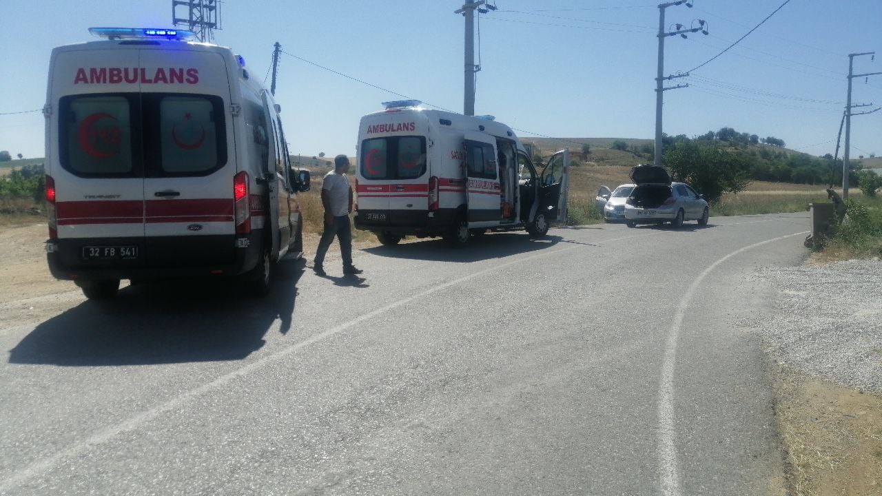 Isparta’da otomobiller kafa kafaya çarpıştı: 3 yaralı
