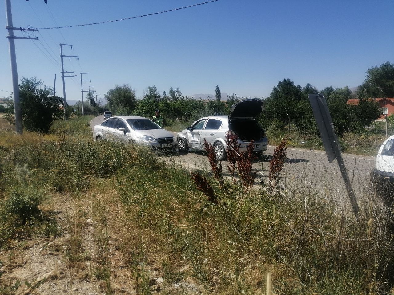 Isparta’da otomobiller kafa kafaya çarpıştı: 3 yaralı
