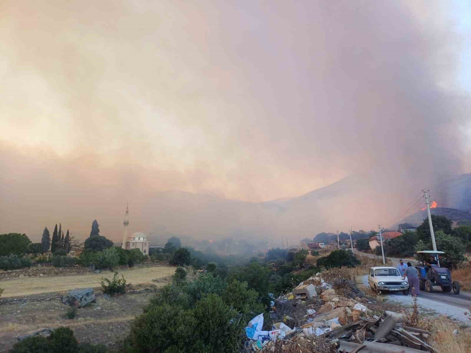 Manisa’daki orman yangını evleri tehdit etti
