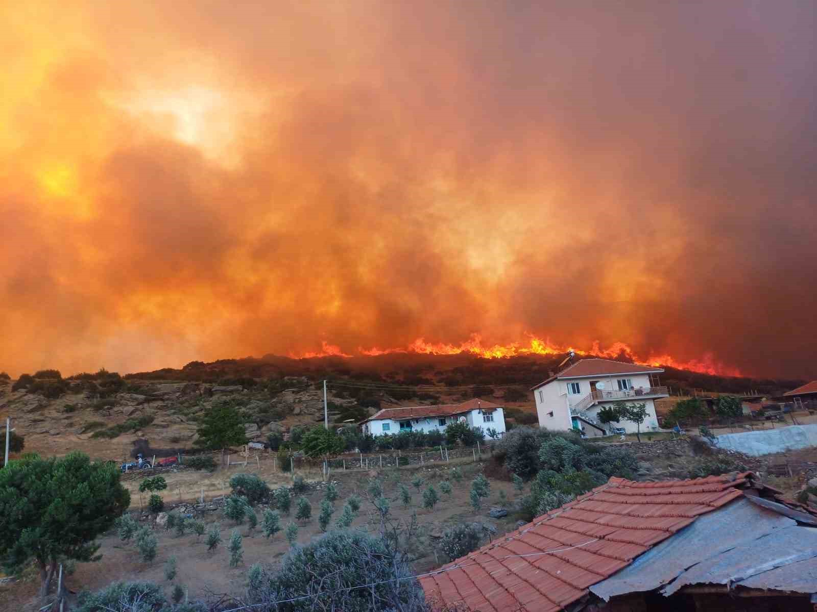 Manisa’daki orman yangını evleri tehdit etti
