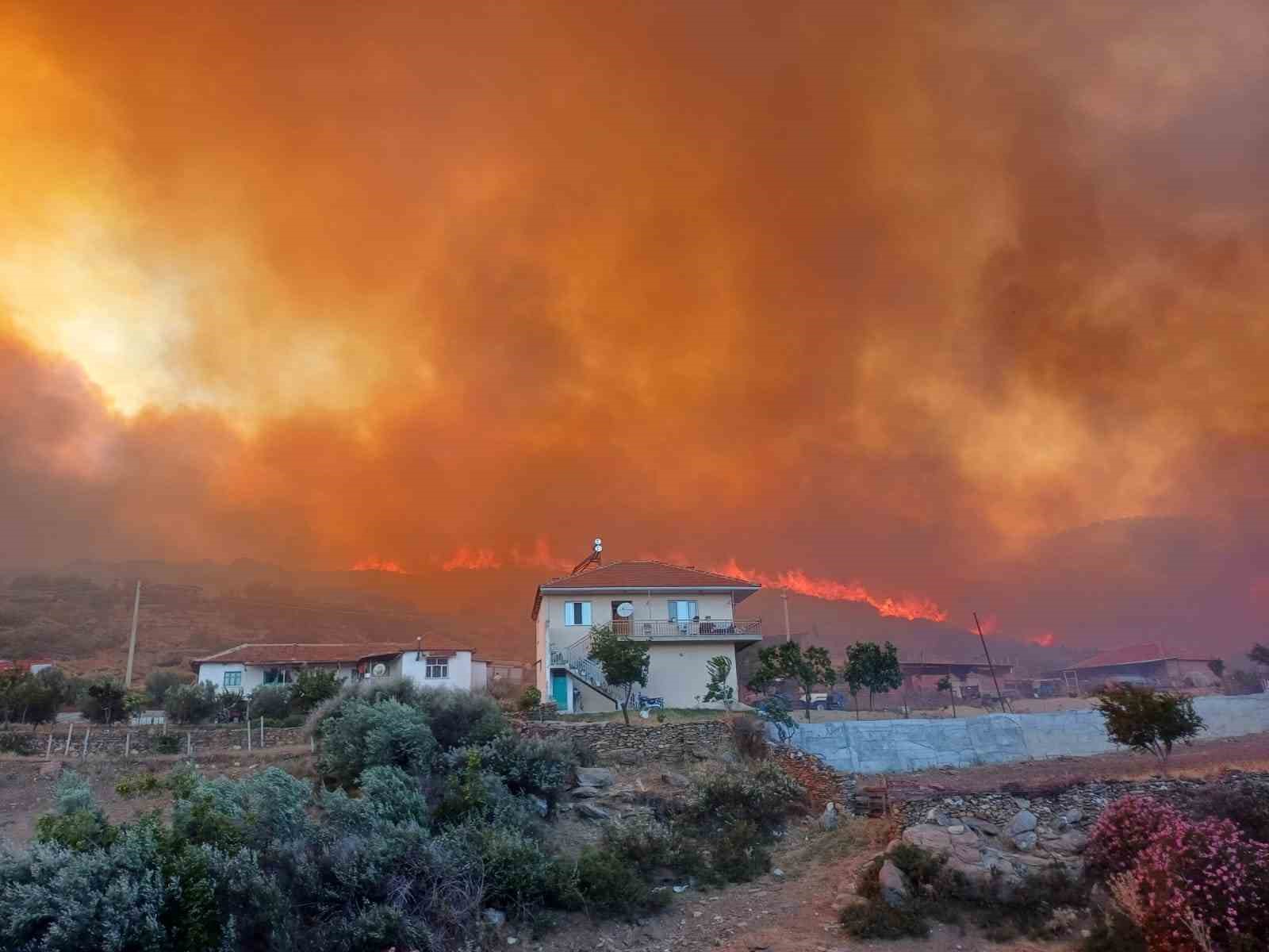 Manisa’daki orman yangını evleri tehdit etti
