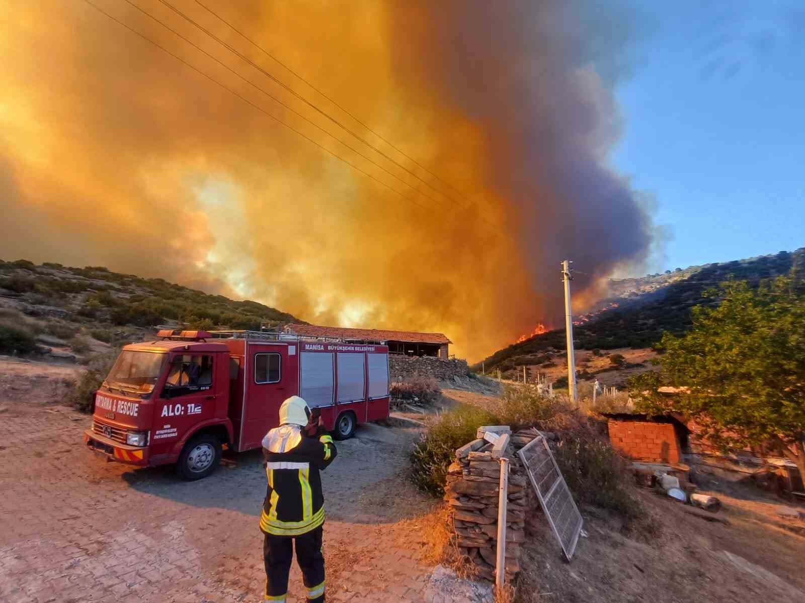 Manisa’daki orman yangını evleri tehdit etti
