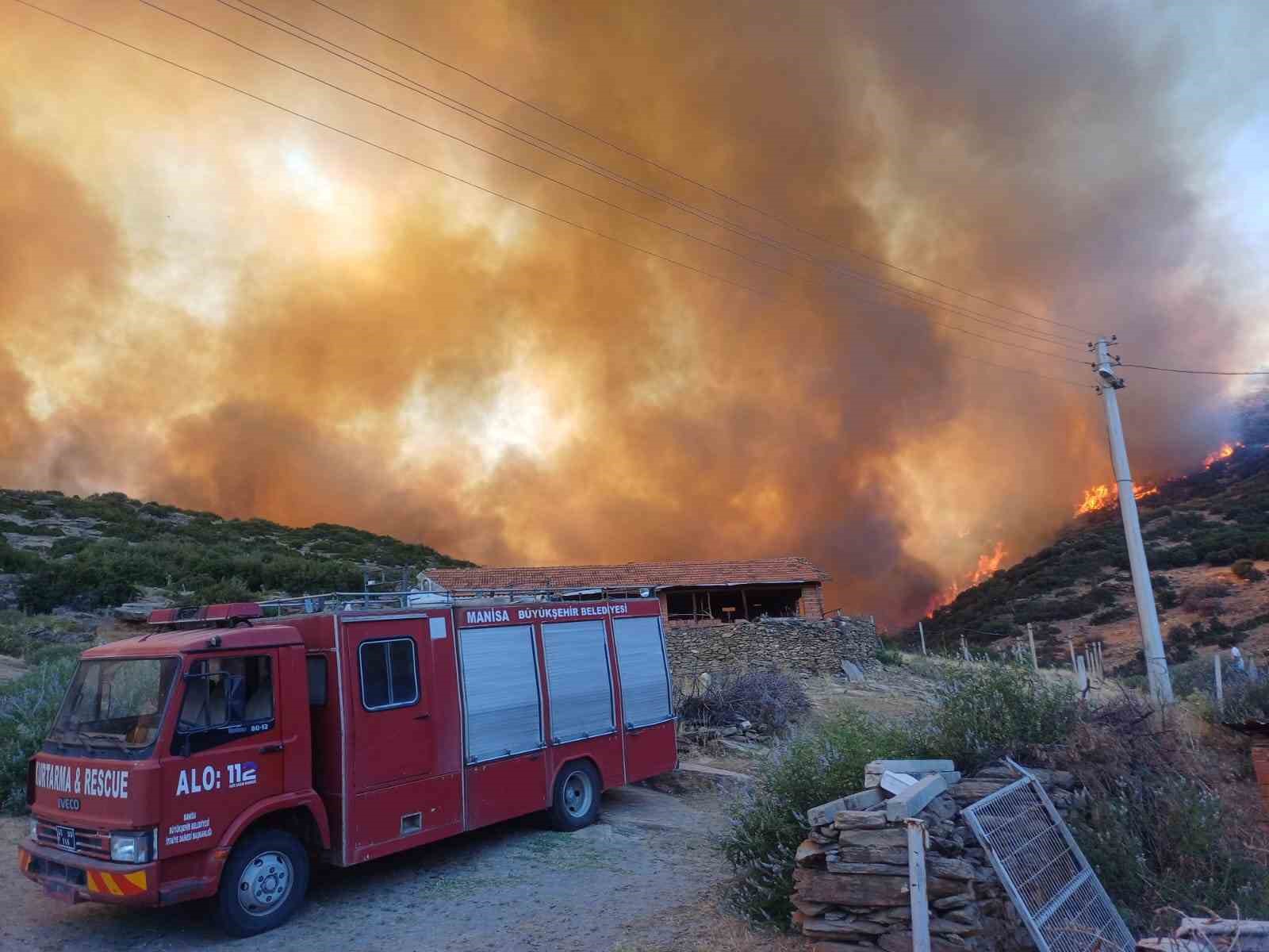 Manisa’daki orman yangını evleri tehdit etti
