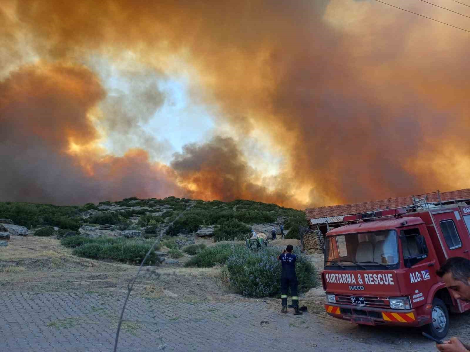 Manisa’daki orman yangını evleri tehdit etti
