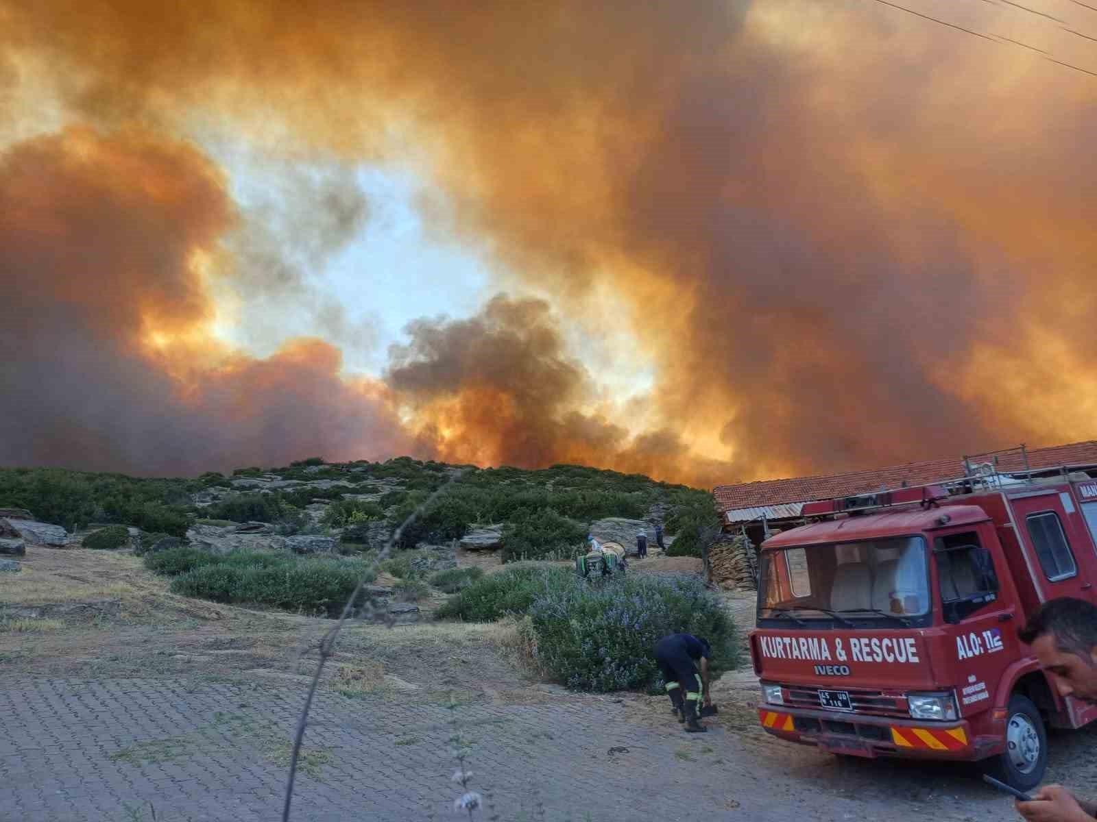 Manisa’daki orman yangını evleri tehdit etti
