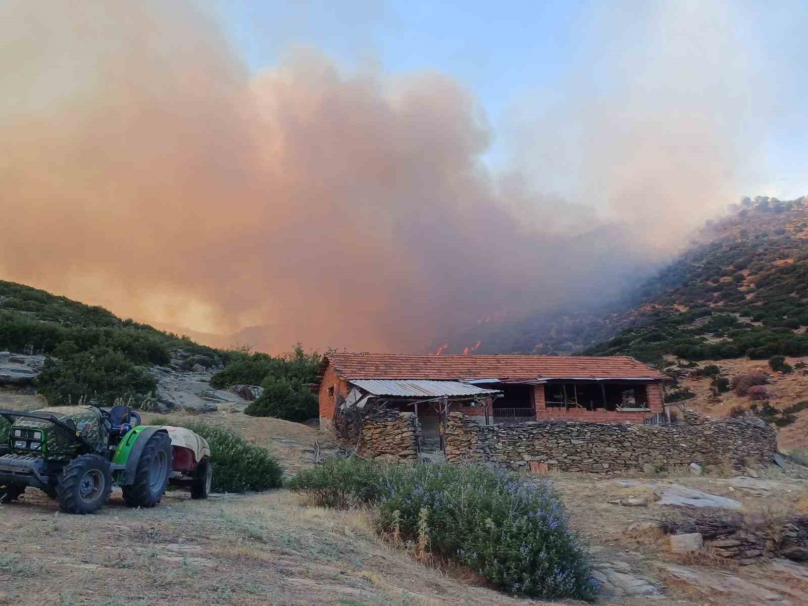 Manisa’daki orman yangını evleri tehdit etti
