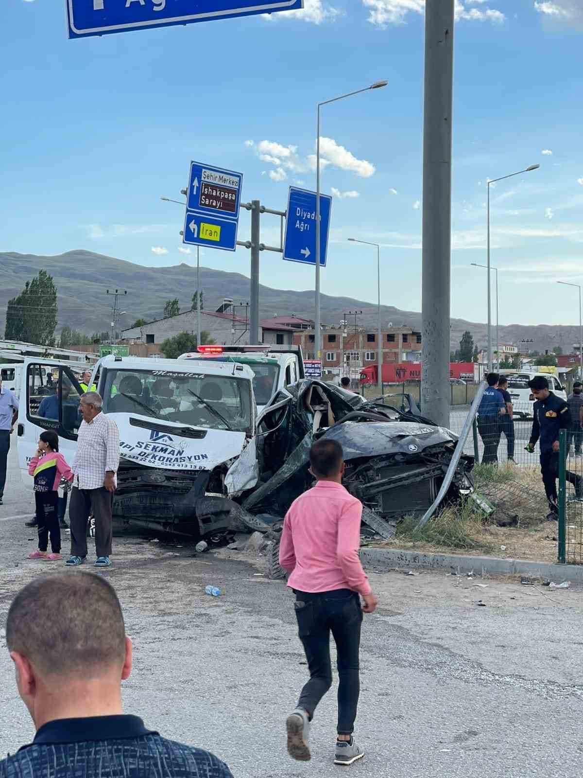 Ağrı’da iki otomobil çarpıştı: 5 yaralı
