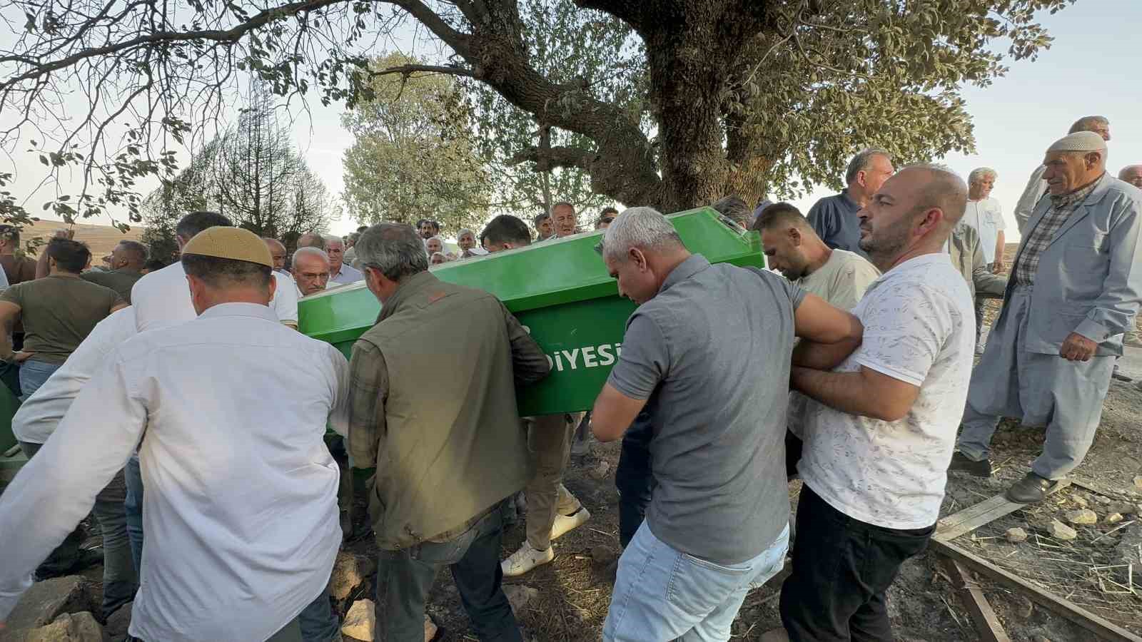 Diyarbakır’daki yangında hayatını kaybeden amca ve yeğeni defnedildi
