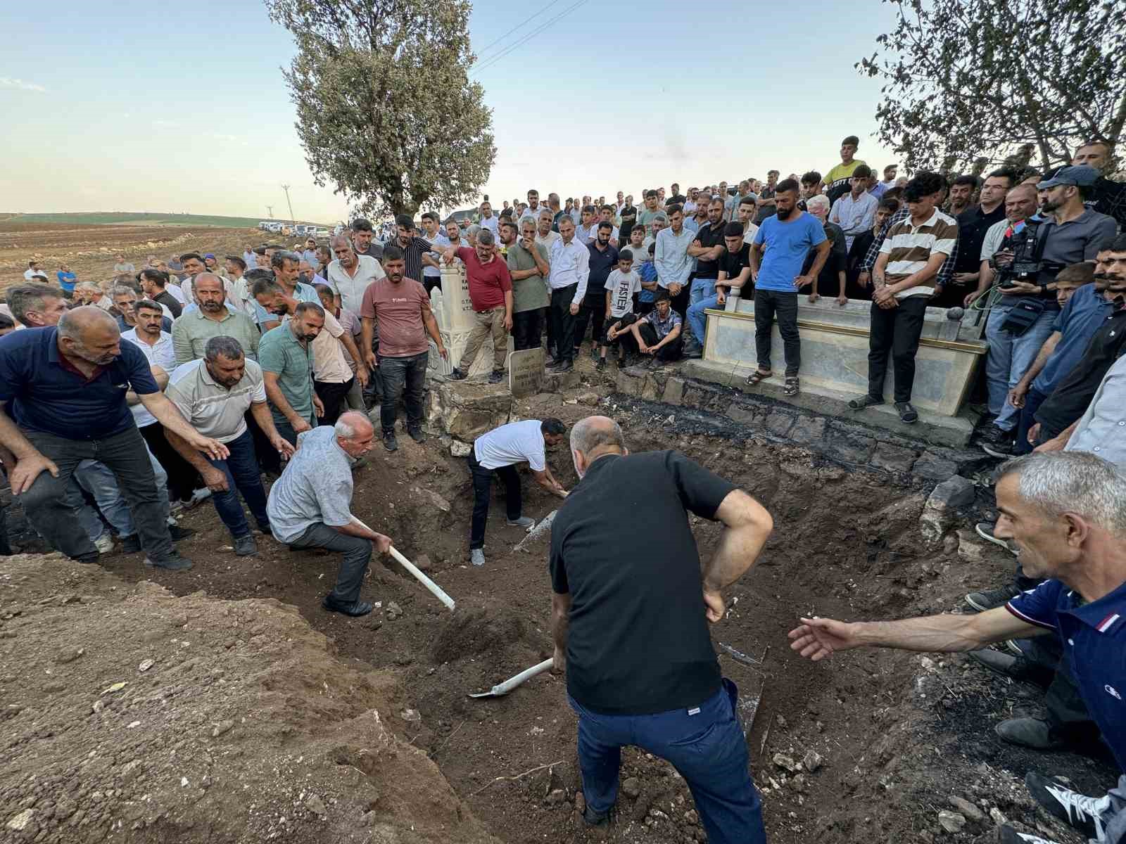 Diyarbakır’daki yangında hayatını kaybeden amca ve yeğeni defnedildi
