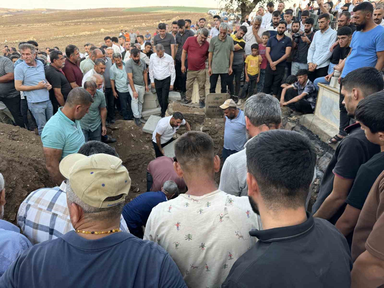 Diyarbakır’daki yangında hayatını kaybeden amca ve yeğeni defnedildi
