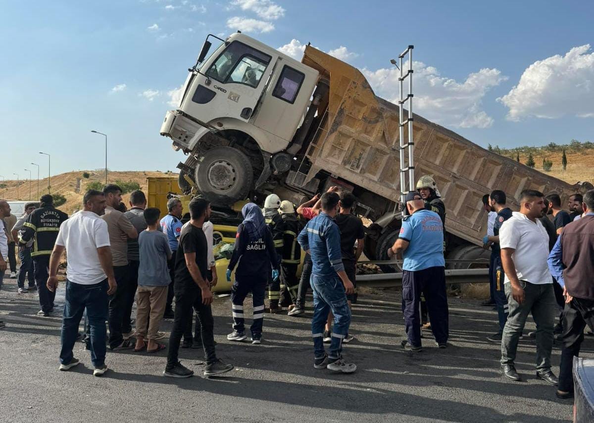 Gaziantep’te tır ve kamyon çarpıştı: 1 ölü, 2 yaralı
