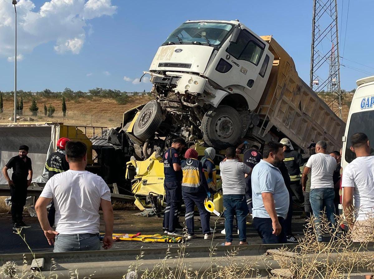 Gaziantep’te tır ve kamyon çarpıştı: 1 ölü, 2 yaralı
