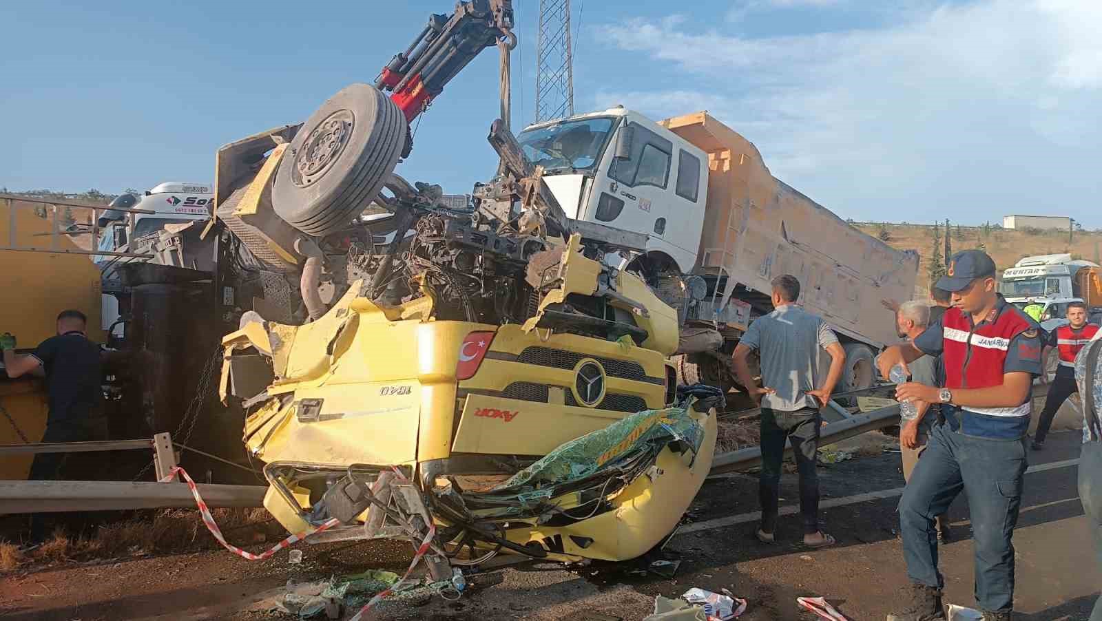 Gaziantep’te tır ve kamyon çarpıştı: 1 ölü, 2 yaralı
