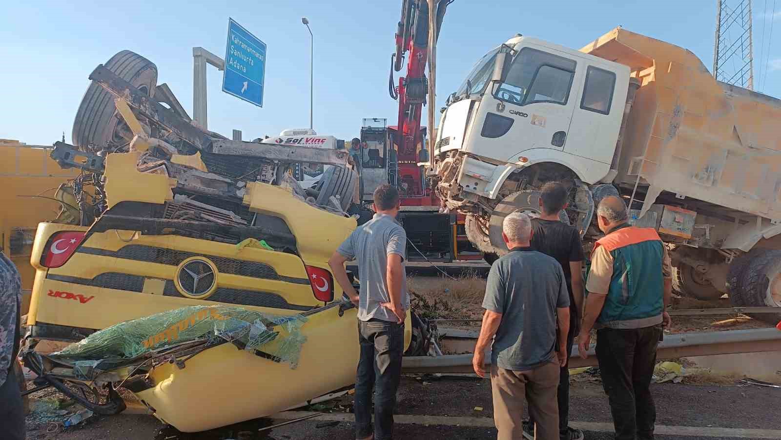 Gaziantep’te tır ve kamyon çarpıştı: 1 ölü, 2 yaralı
