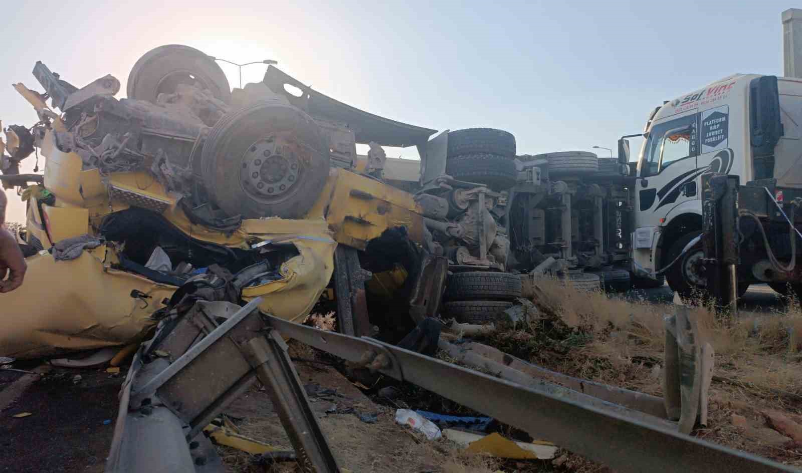 Gaziantep’te tır ve kamyon çarpıştı: 1 ölü, 2 yaralı
