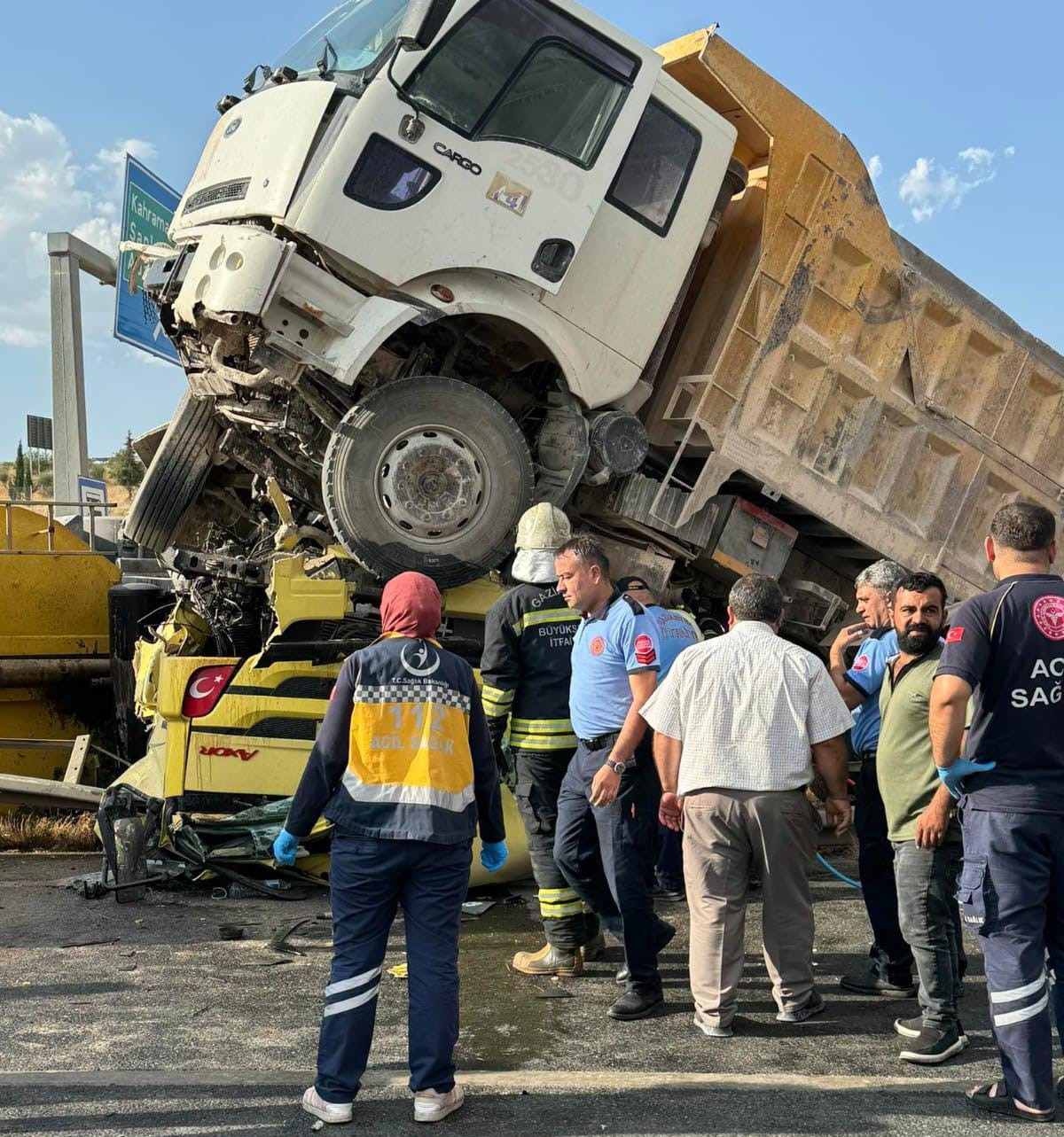 Gaziantep’te tır ve kamyon çarpıştı: 1 ölü, 2 yaralı
