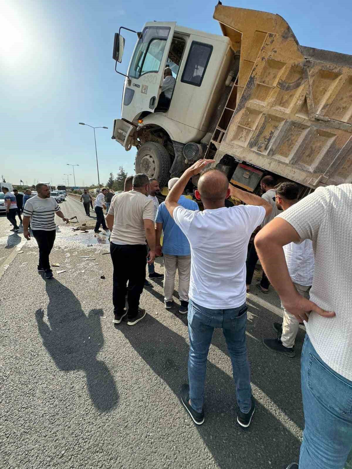 Gaziantep’te tır ve kamyon çarpıştı: 1 ölü, 2 yaralı
