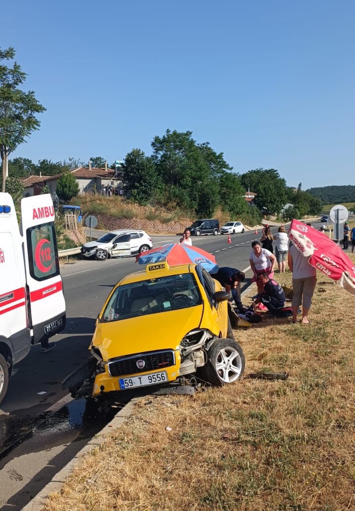 Edirne’de ticari taksi ile otomobil çarpıştı: 6 yaralı
