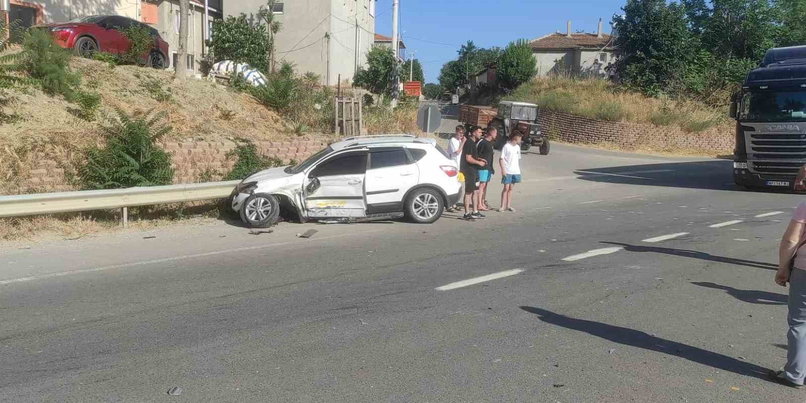 Edirne’de ticari taksi ile otomobil çarpıştı: 6 yaralı
