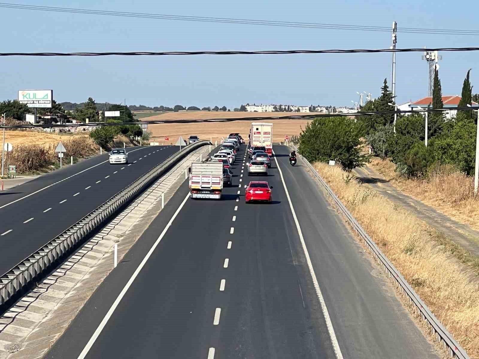 Tatilcilerin dönüşü başladı: Tekirdağ-İstanbul karayolunda trafik yoğunluğu sürüyor
