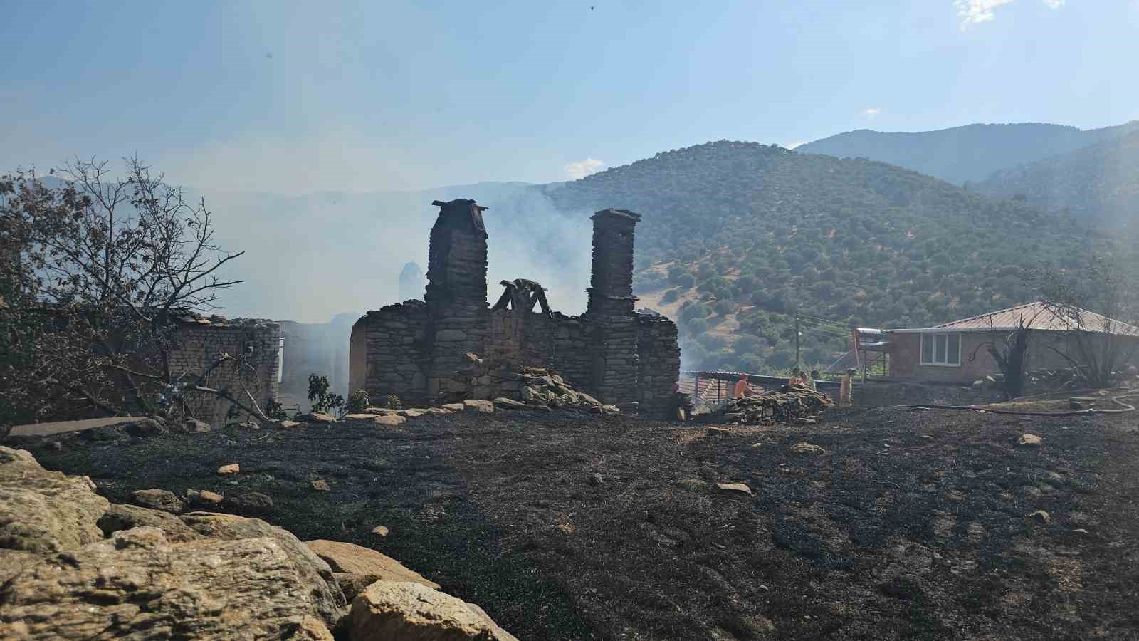 Bozdoğan’da 11’i metruk 13 ev yanarak küle döndü
