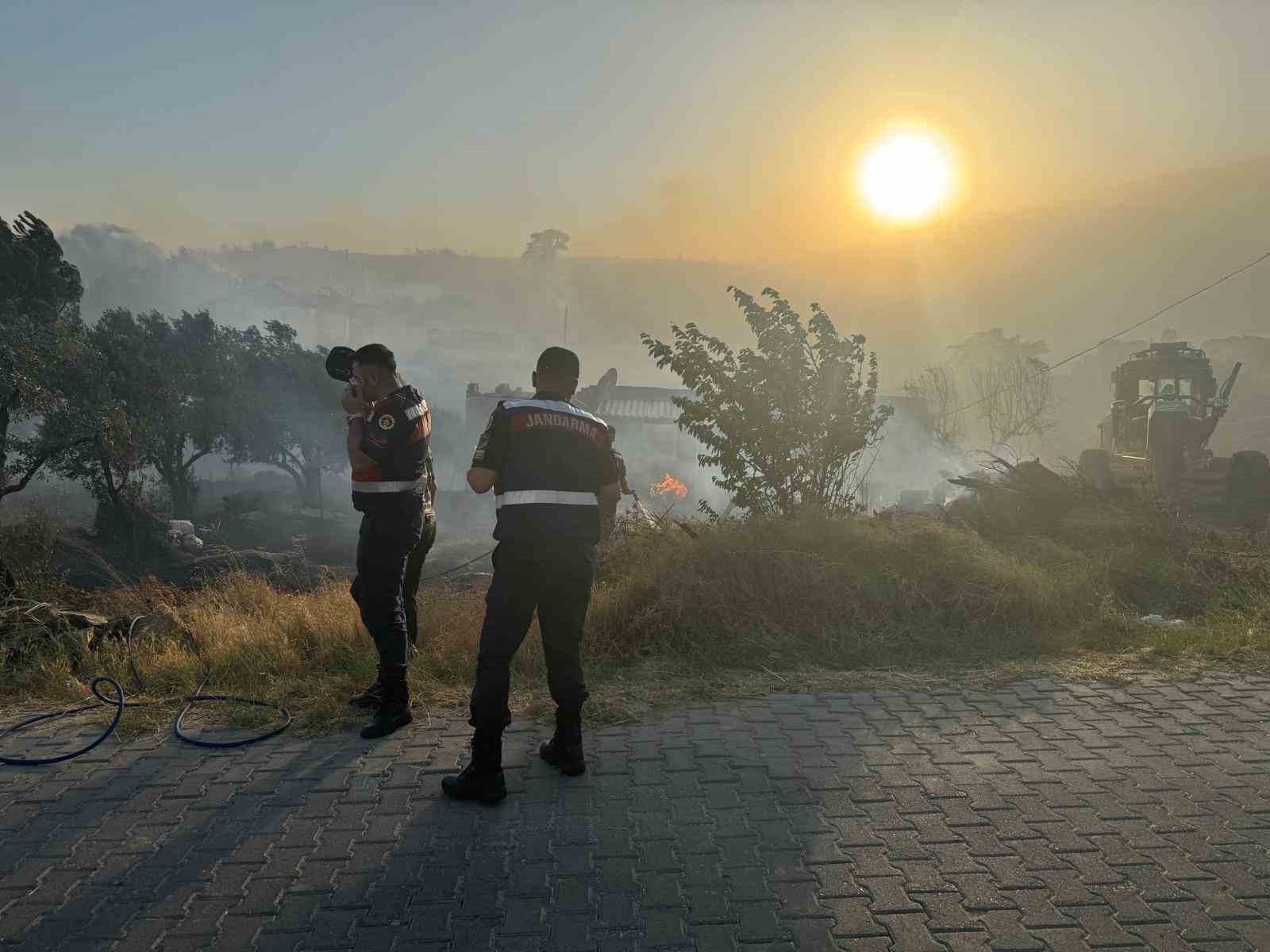 Manisa’daki yangına müdahale sürüyor: 300 hektar alan ile evler zarar gördü
