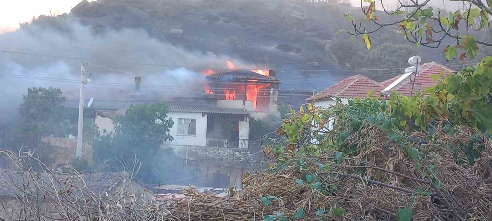 Manisa’daki yangına müdahale sürüyor: 300 hektar alan ile evler zarar gördü
