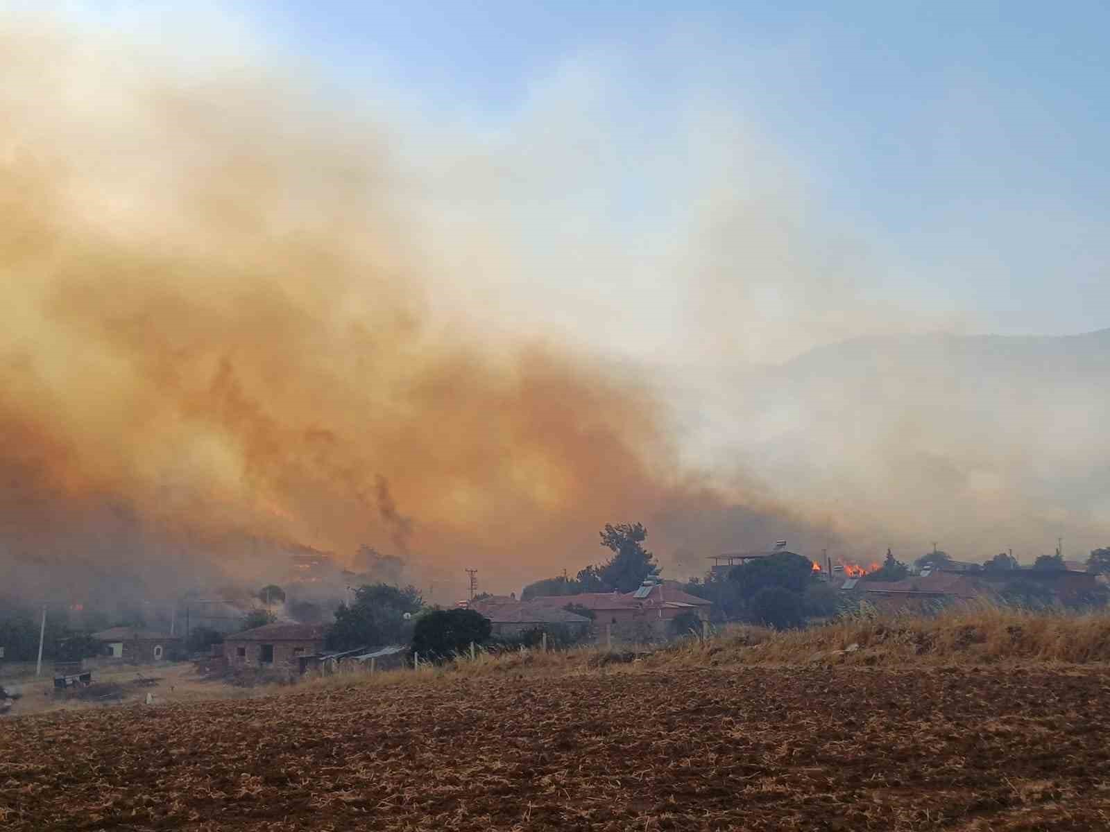 Manisa’daki yangına müdahale sürüyor: 300 hektar alan ile evler zarar gördü
