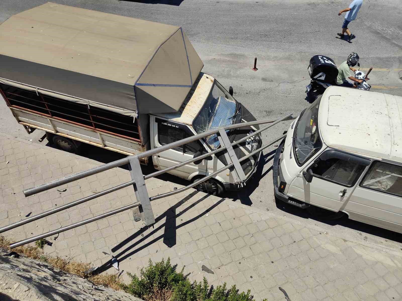 Bariyerlere çarparak duran otomobilin sürücüsü kayıplara karıştı
