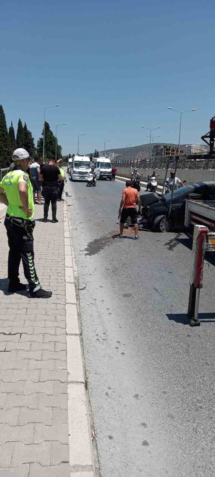 Bariyerlere çarparak duran otomobilin sürücüsü kayıplara karıştı
