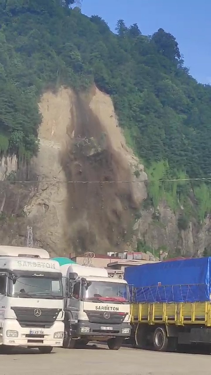 Rize’de toprak kayması meydana geldi... O anlar kamerada
