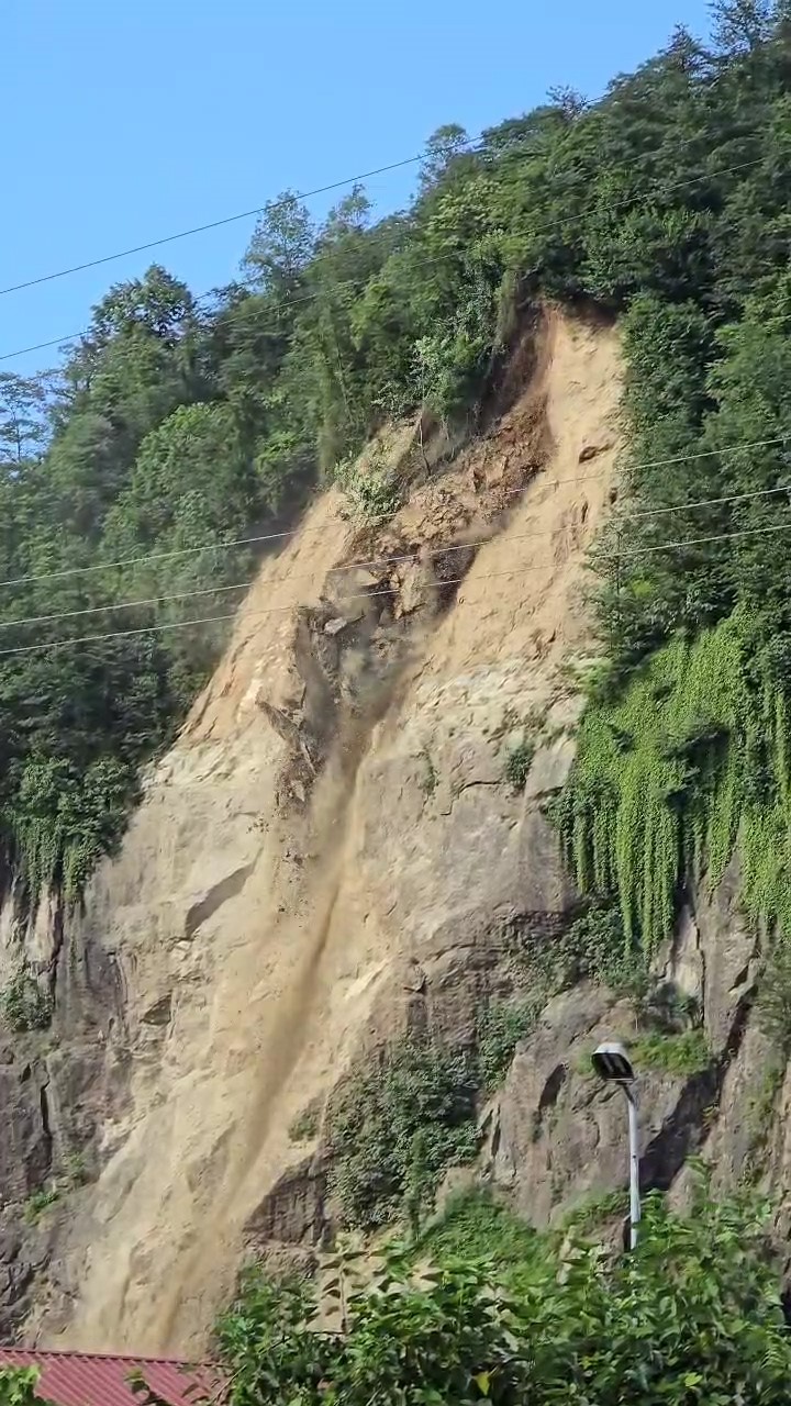 Rize’de toprak kayması meydana geldi... O anlar kamerada
