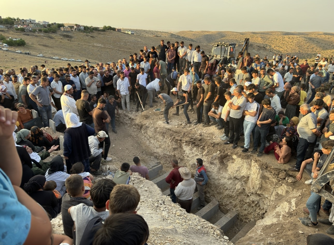 Mardin’deki yangında hayatını kaybeden 8 vatandaş defnedildi
