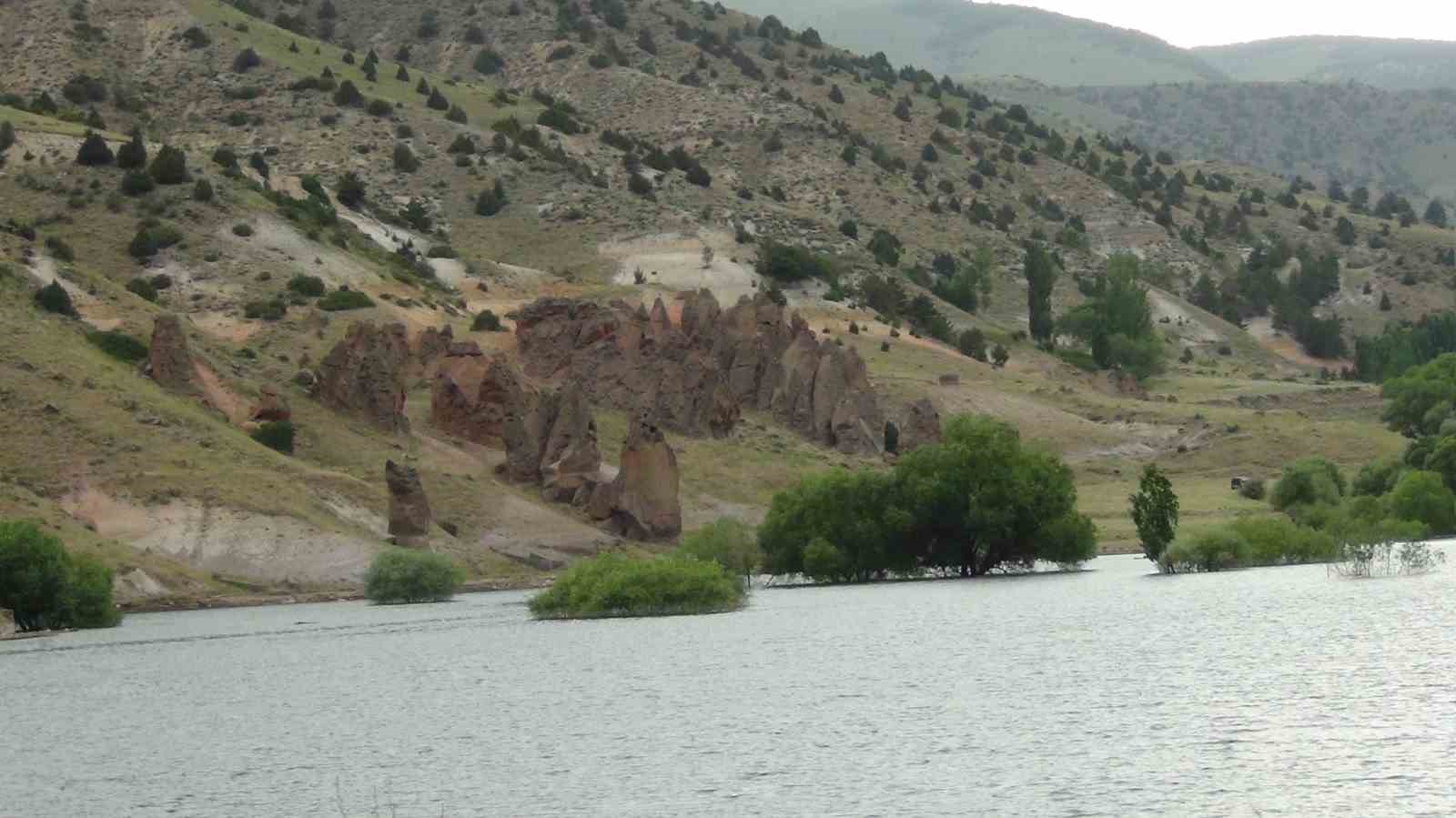 Kars’ta köy sular altında, minare dışarıda kaldı
