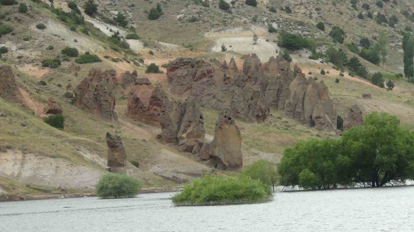 Kars’ta köy sular altında, minare dışarıda kaldı
