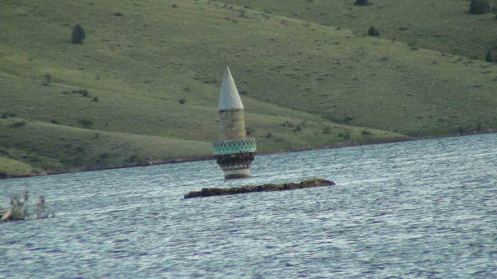 Kars’ta köy sular altında, minare dışarıda kaldı
