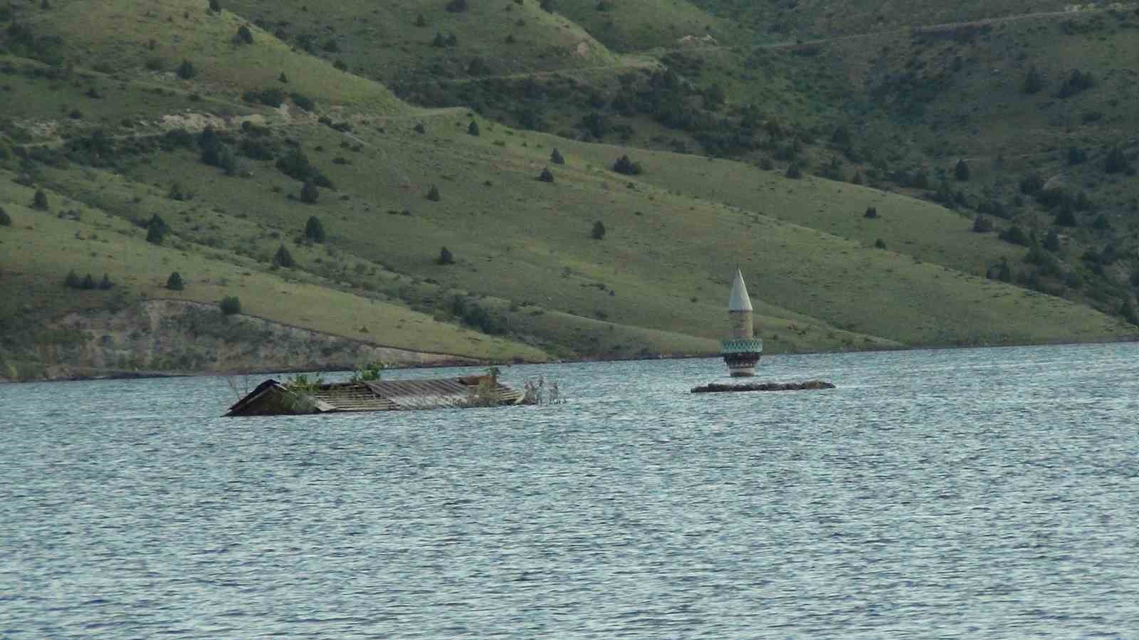 Kars’ta köy sular altında, minare dışarıda kaldı
