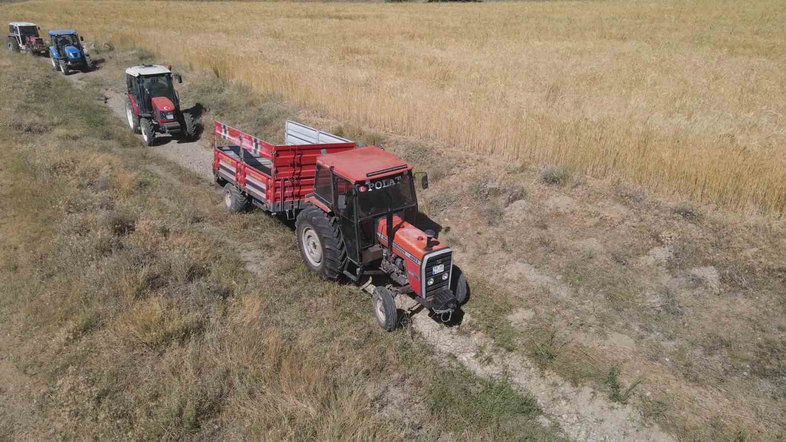 Şarkışlılalı çiftçiler hasat öncesi bozulan yollarının yapılmasını istiyor
