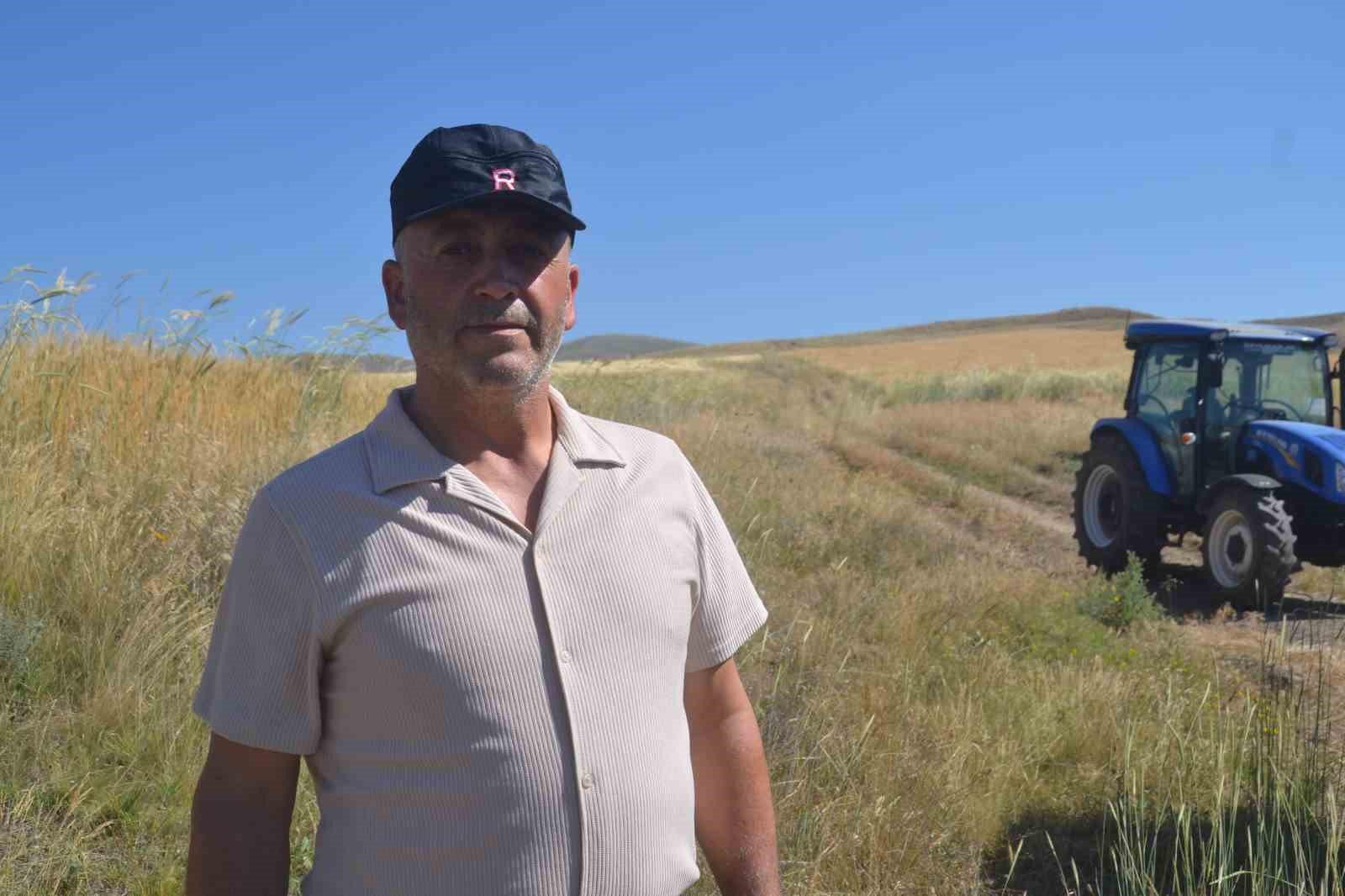 Şarkışlılalı çiftçiler hasat öncesi bozulan yollarının yapılmasını istiyor
