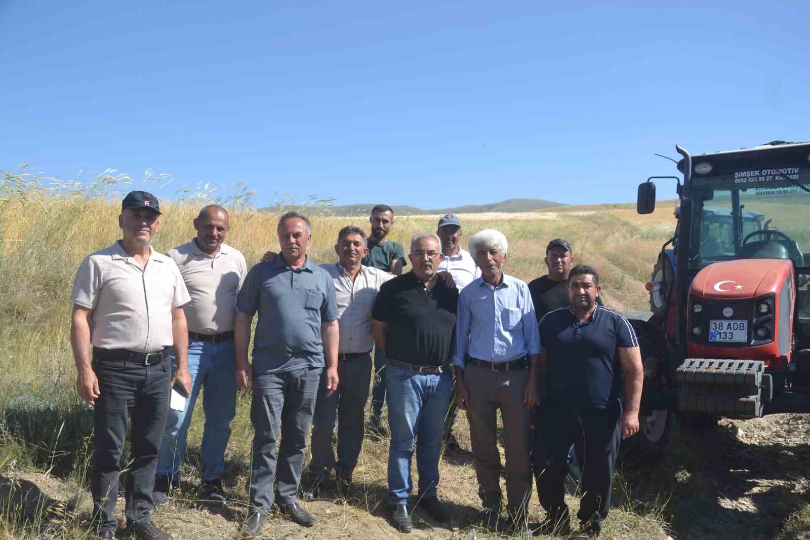 Şarkışlılalı çiftçiler hasat öncesi bozulan yollarının yapılmasını istiyor
