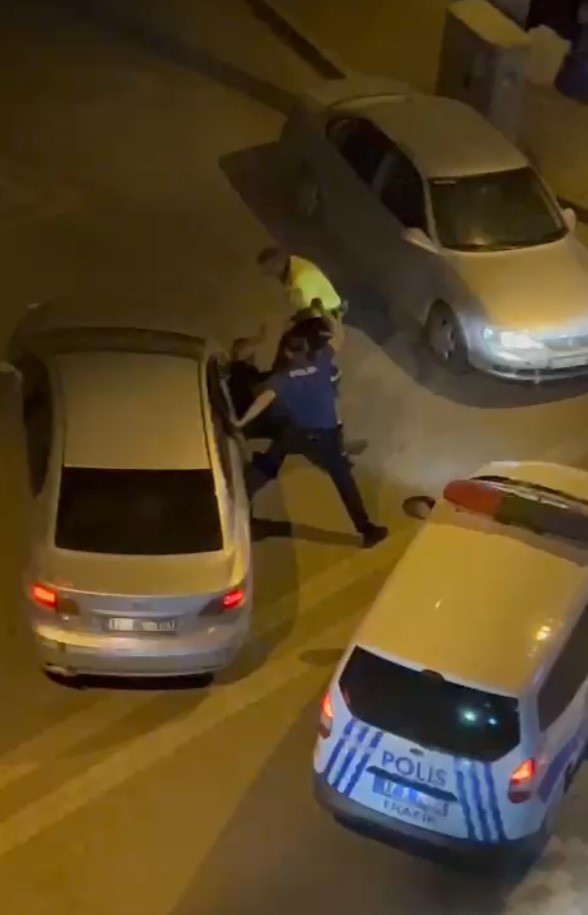 Alkollü şahıslar polisin sabır taşını böyle çatlattılar...O anlar kamerada
