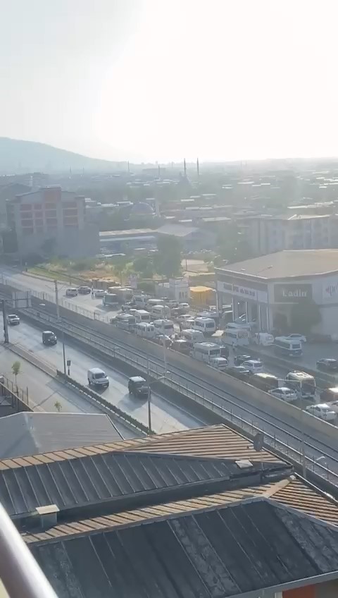 Düğün konvoyu yolu trafiğe kapattı, yüzlerce metre araç kuyruğu oluştu
