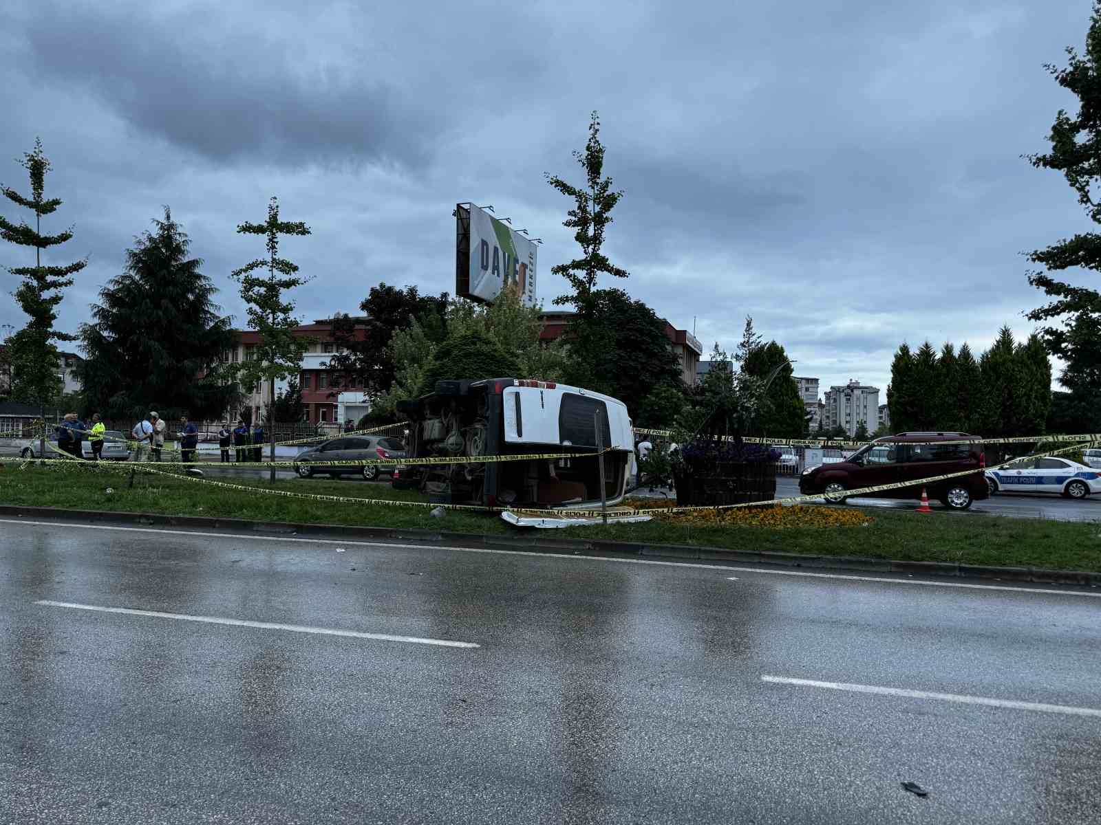 Ordu’da minibüs refüje çarparak yan yattı: 1 ölü, 4 yaralı
