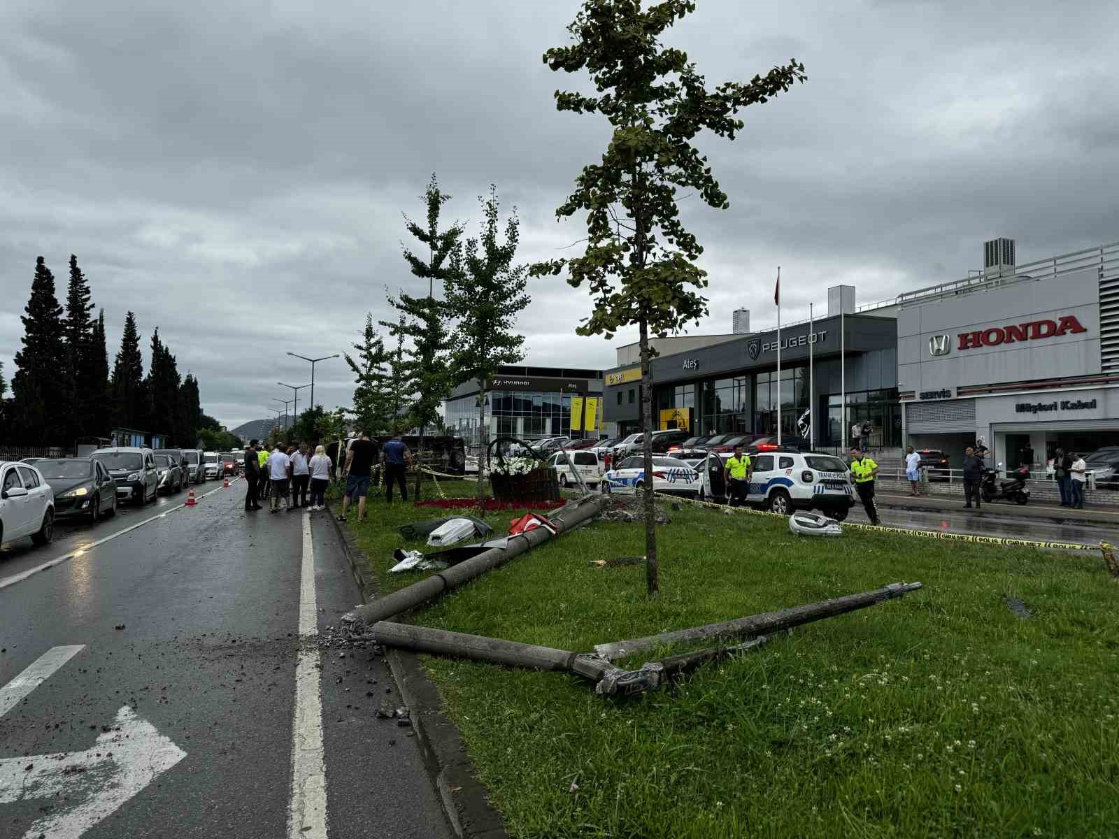 Ordu’da minibüs refüje çarparak yan yattı: 1 ölü, 4 yaralı
