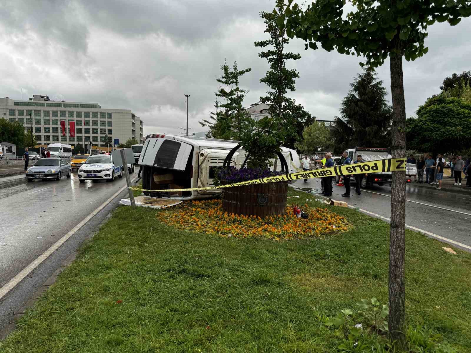 Ordu’da minibüs refüje çarparak yan yattı: 1 ölü, 4 yaralı
