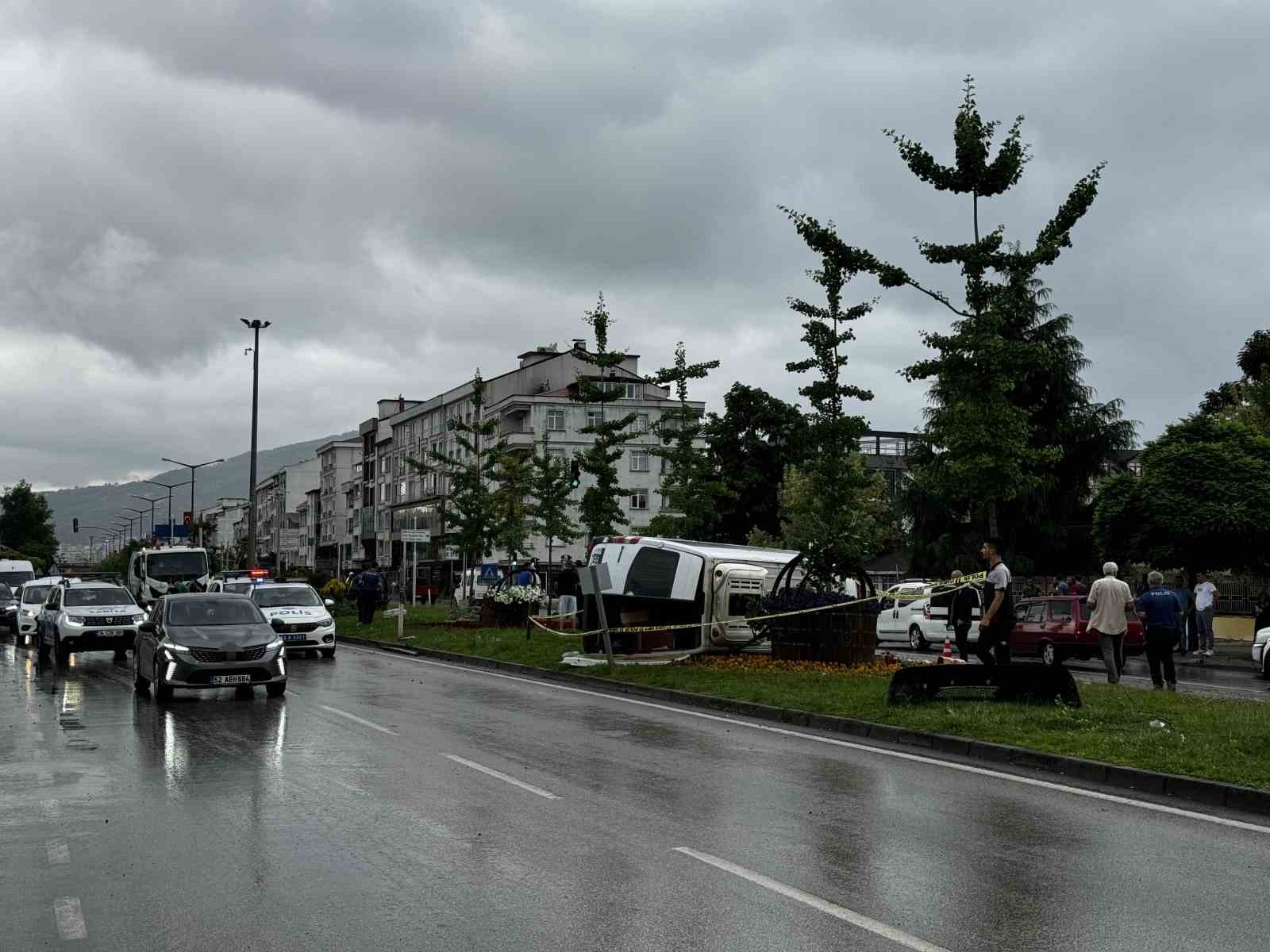 Ordu’da minibüs refüje çarparak yan yattı: 1 ölü, 4 yaralı
